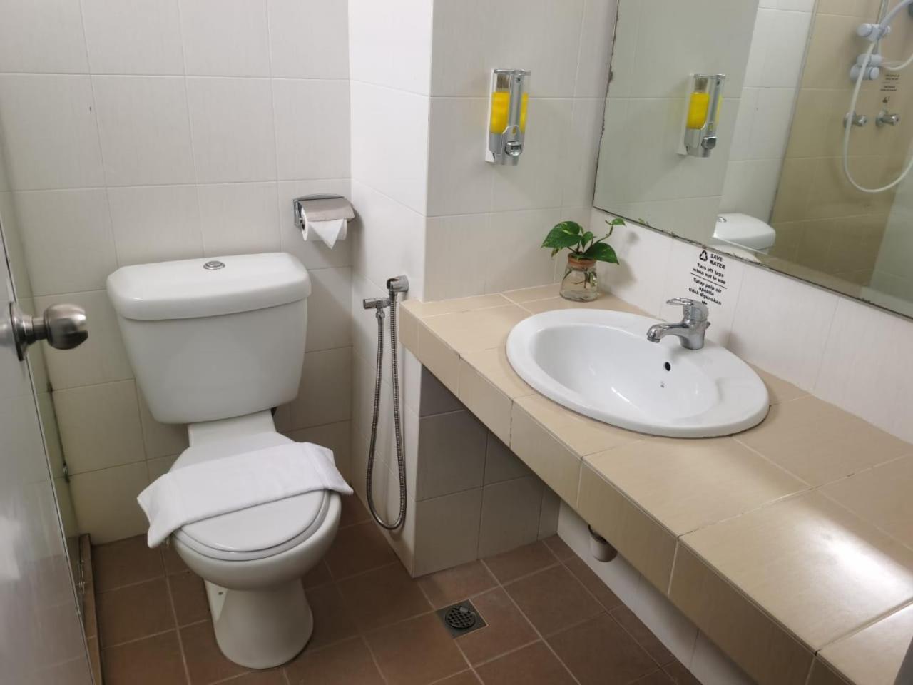 Lovita Hotel Kuantan Bagian luar foto